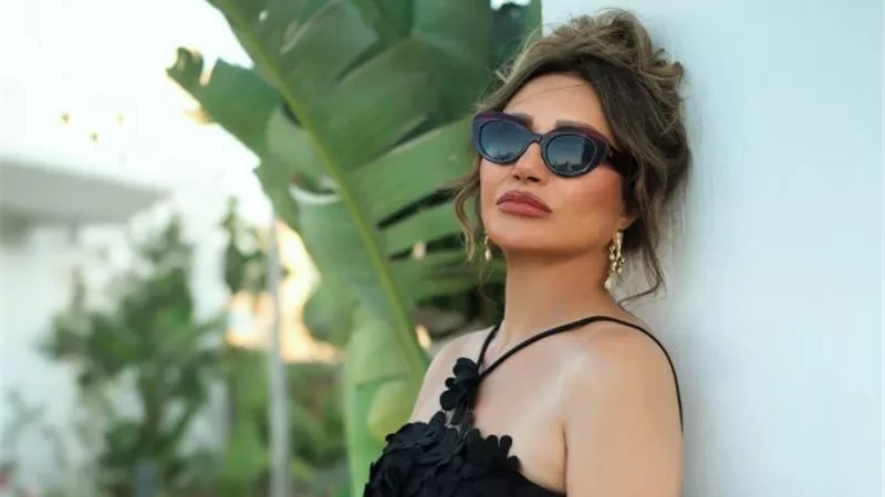 بفستان أسود وحقيبة برتقالية.. ليلى علوي تتألق في الصيف