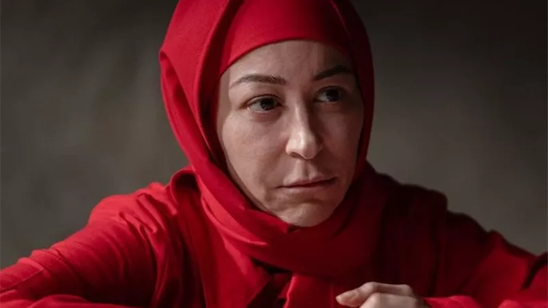 منة شلبي خلف القضبان بملابس الإعدام.. ماذا يحدث في «عنبر الموت»؟
