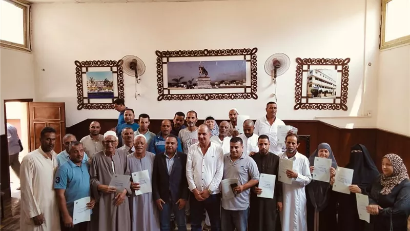 نائب محافظ البحيرة يسلم 24 عقدًا لتقنين أوضاع أملاك الدولة للمواطنين 