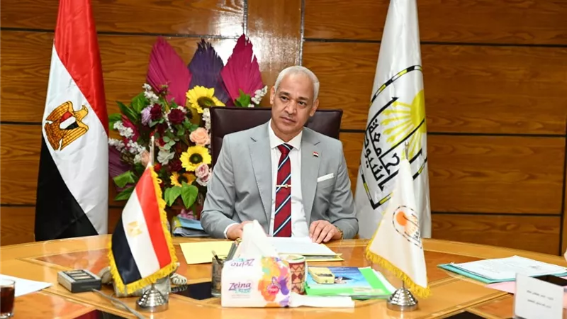 رئيس جامعة أسيوط يبحث تطوير التعليم ويدعم طلاب المنحة الأمريكية