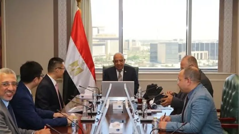 وزير الكهرباء يتابع مع «هواوي» تصنيع بطاريات تخزين الطاقة محليا