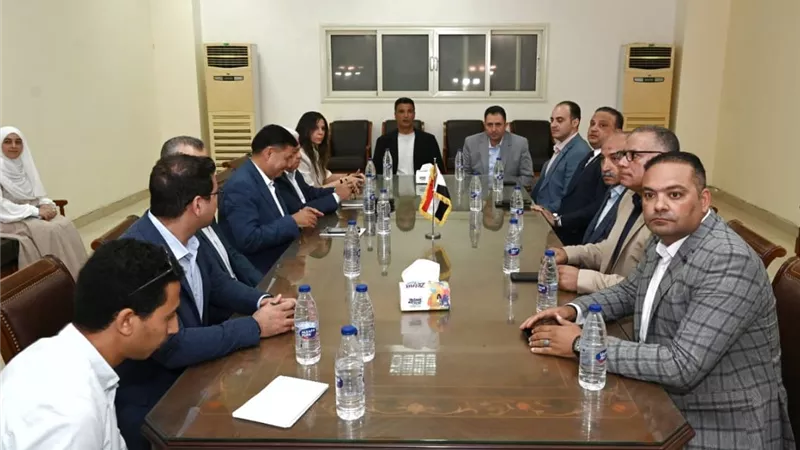 وزير الصناعة ومحافظ دمياط يتفقدان مدينة دمياط للأثاث و6 مصانع