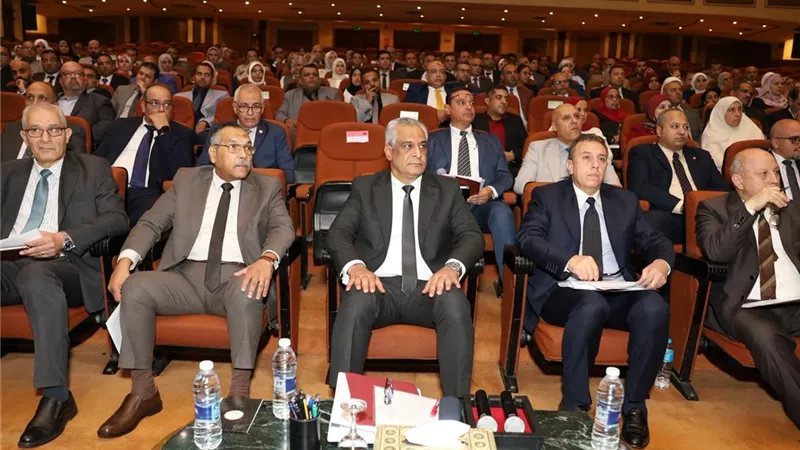 وزير الإنتاج الحربي يناقش مقترحات العاملين لتفعيلها ضمن خطط التطوير