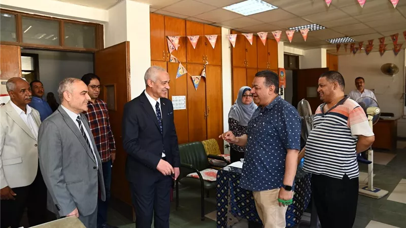 رئيس جامعة أسيوط يتفقد الإدارات المركزية ويتابع خطط التطوير والتحول الرقمي