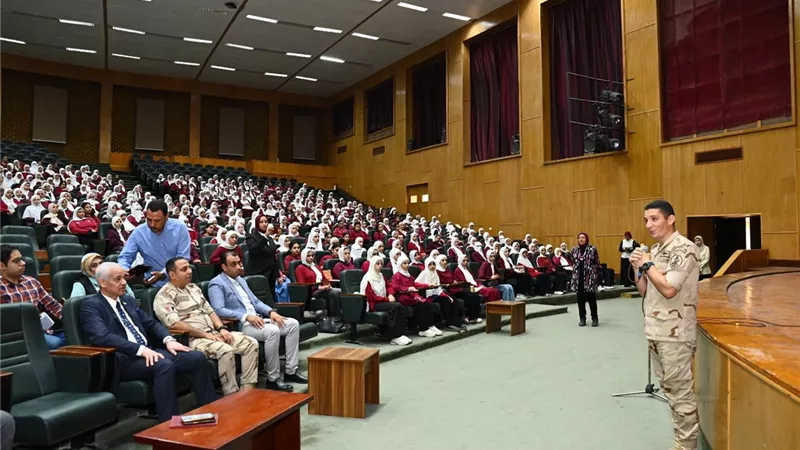 رئيس جامعة أسيوط يشهد دورتي التربية العسكرية والوطنية للطلاب والطالبات