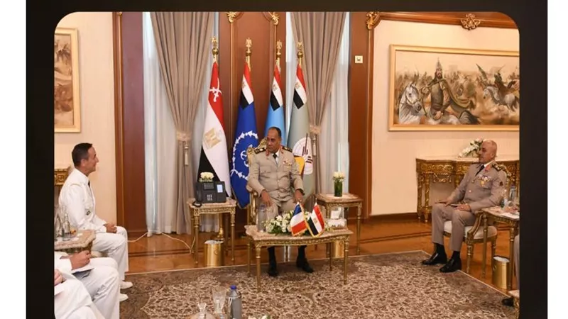 وزير الدفاع والانتاج الحربي يلتقي رئيس هيئة الأركان العامة للجيوش الفرنسية