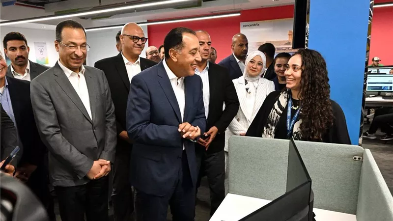 رئيس الوزراء يتفقد «كونسنتركس» بالإسكندرية ويشيد بقدرة الشباب المصري 