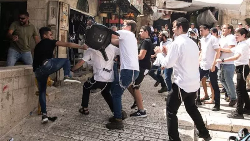 مستوطنون إسرائيليون يهاجمون صحفيين من وكالة فرانس برس في الضفة الغربية