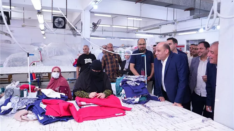 وزير العمل يتفقد مصانع المحلة ويبحث توفير فرص عمل جديدة