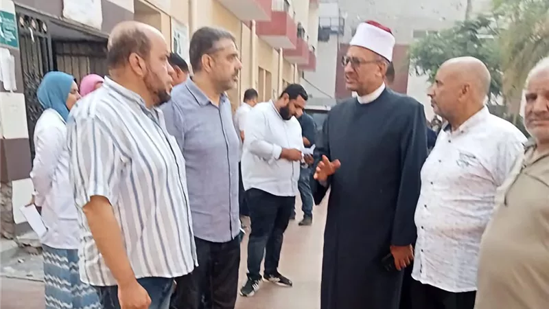 رئيس منطقة كفر الشيخ الأزهرية يطمئن على مصابي حادث لجنة سيدي سالم الثانوية
