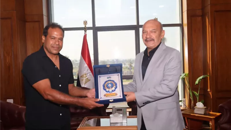 بعد نشر«إيجبتك».. محافظ السويس يكرم مواطنًا لشجاعته في إنقاذ طفل من الغرق