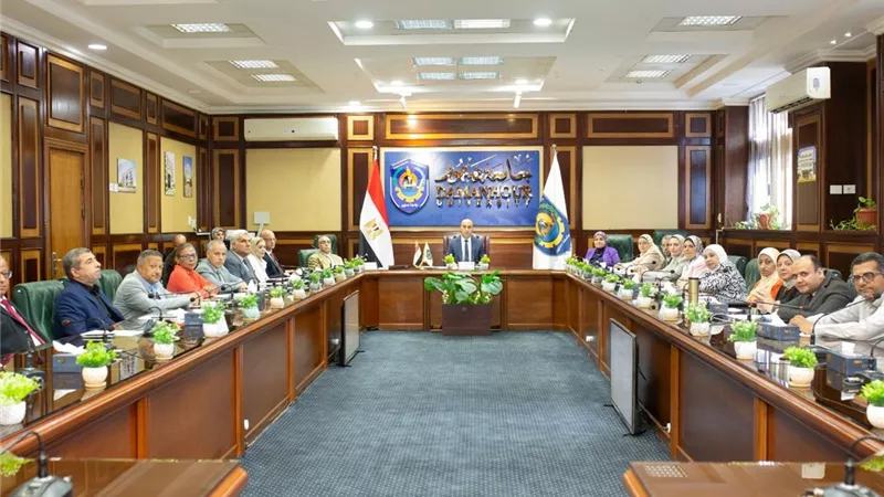 جامعة دمنهور تستعد للعام الدراسي الجديد وتبحث تطوير البرامج التعليمية 