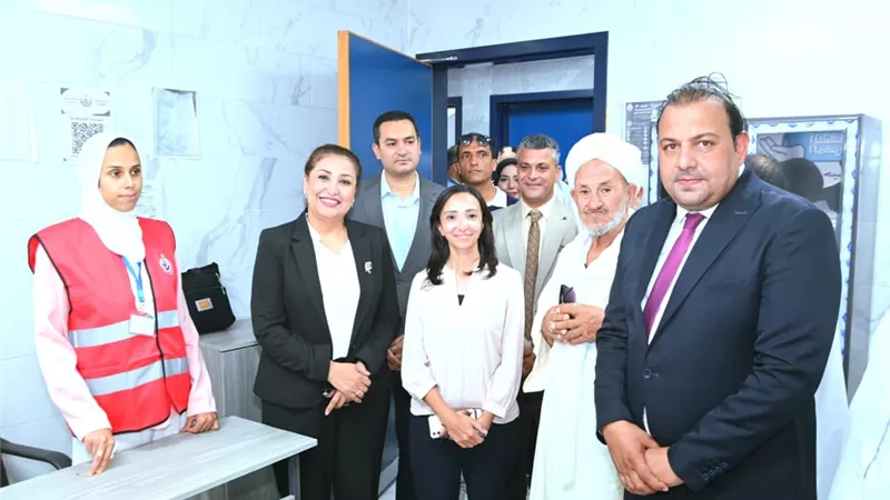 خدمات طبية وعلاج بالمجان..محافظ البحيرة تتفقد القافلة الطبية بوادي النطرون