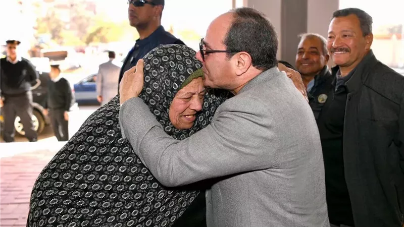 دعاء واحتضان وجبر خاطر.. الوجه الإنساني للرئيس السيسي في لحظات لا تنسى