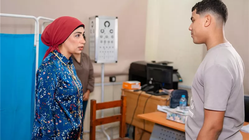 رئيس جامعة الأقصر تتفقد أعمال الكشف الطبي للطلاب الجدد بكلية الحاسبات