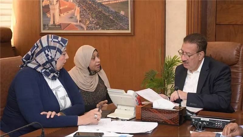 محافظ بورسعيد يلتقي 20 مواطنًا ويوجه بحلول عاجلة لمطالبهم وشكاواهم