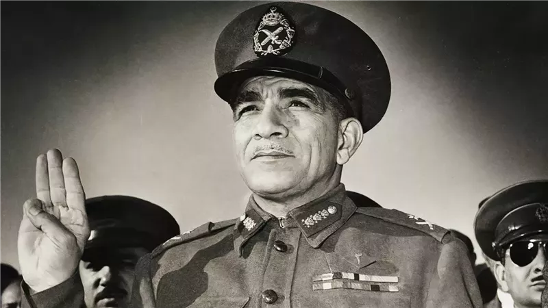 محمد نجيب.. 3 تواريخ لميلاده وحكاية أصوله بين مصر والسودان