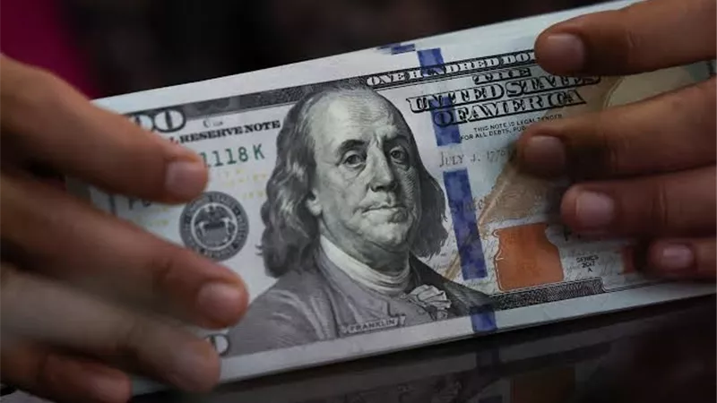 الدولار يرتفع حتى 13 قرشًا أمام الجنيه في عدد من البنوك