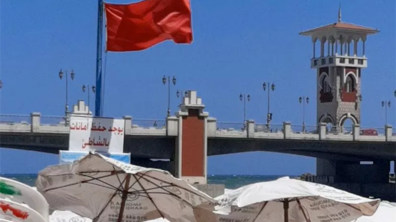 رفع الرايات الحمراء على شواطئ ستانلي والعجمي بالإسكندرية 