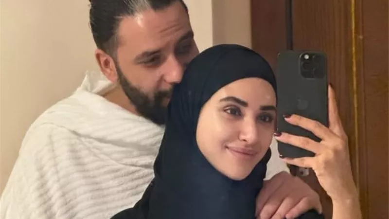 آية سماحة وزوجها في أول عمرة.. وصورة من الأراضي المقدسة
