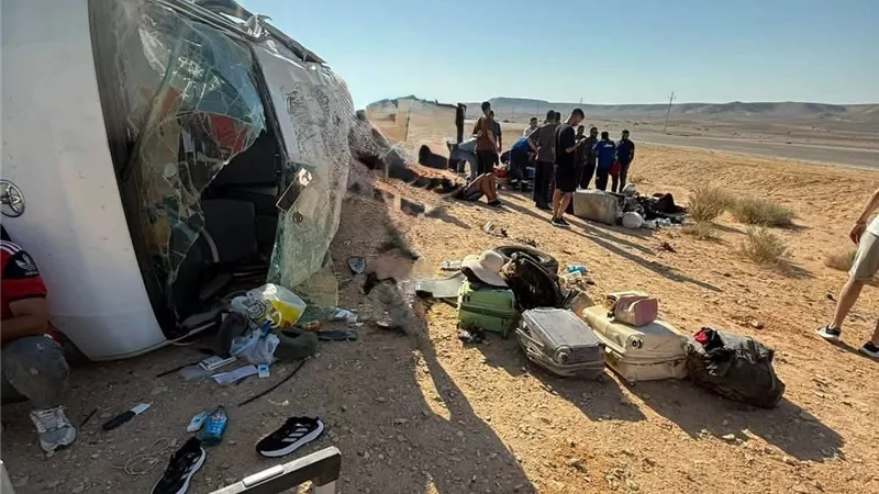 طقطقة بالإطارات.. راكبة تكشف تفاصيل انقلاب ميني باص «جو باص» بدهب