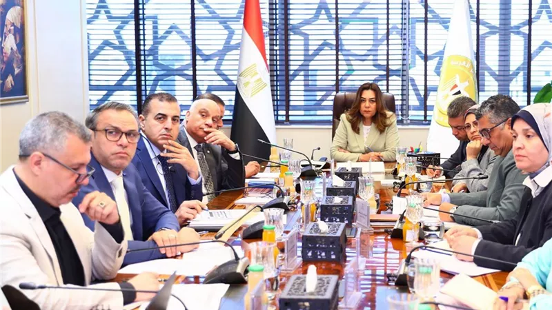 عوض: تنفيذ مشروعات بيئية في مجالات الحد من التلوث ومواجهة التغير المناخي