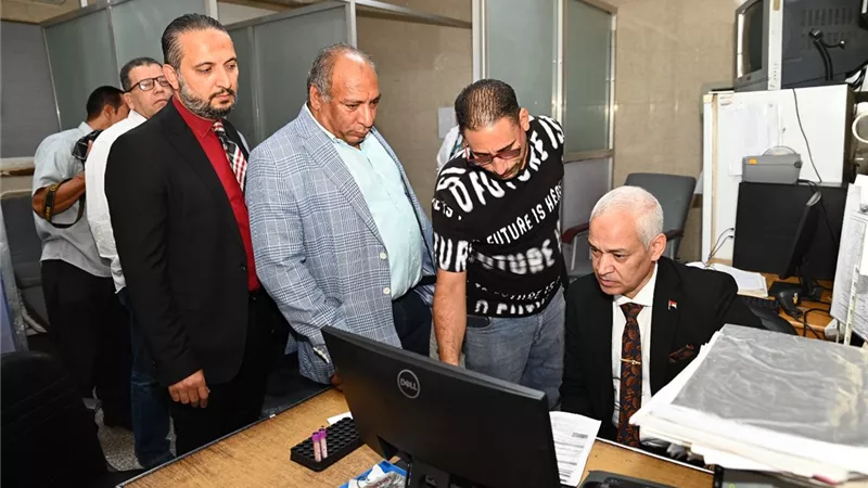 رئيس جامعة أسيوط يتابع منظومة صرف الأدوية بمعهد جنوب مصر للأورام 