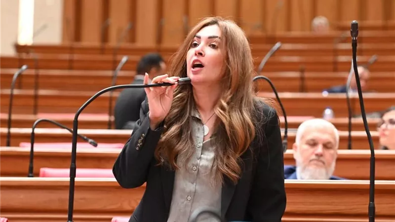 أميرة العادلي تطالب بإجابات واضحة حول الديون وأعباء السنوات الماضية