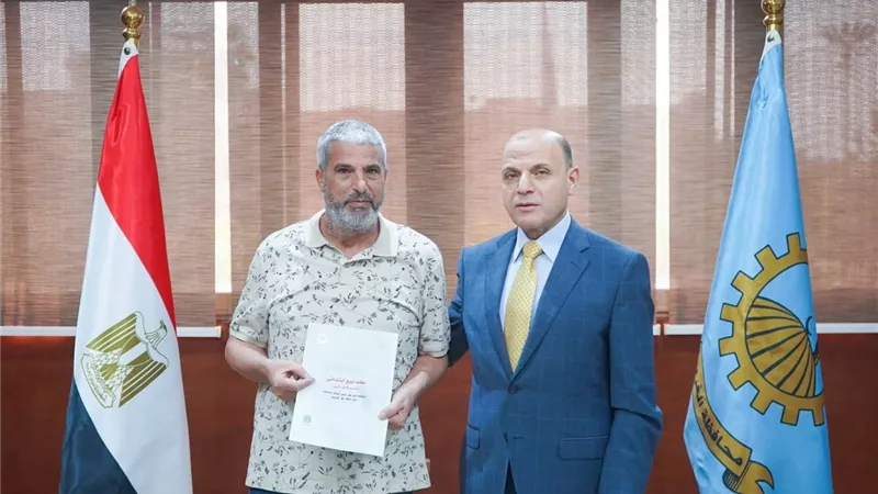 محافظ الغربية يُسلّم 4 عقود تقنين لأراضي أملاك الدولة للمستفيدين 