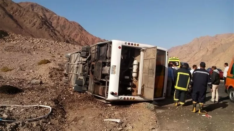 «كان بيسوق بكوعه».. راكبة تكشف تفاصيل حادث «جو باص» المروع بطريق دهب