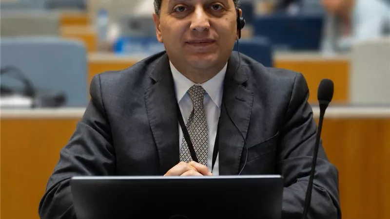 المستشار محمد عادل متحدثاً باسم رئاسة مجلس الوزراء