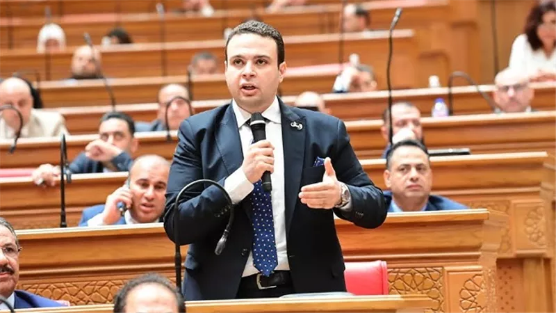 «31 ألف جنيه عشان تعيش».. عبد المنعم أمام يكشف حجم أزمة الطبقة الوسطى بمصر