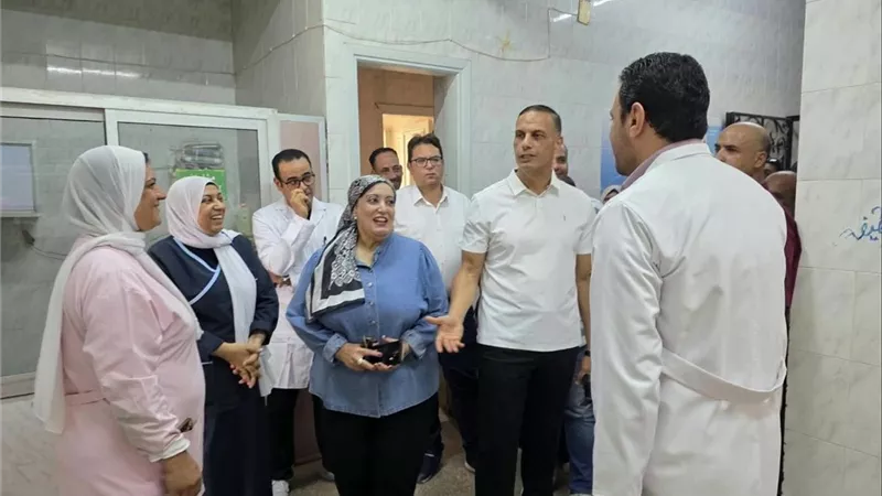 نائب محافظ الغربية يستمع لشكاوى المرضى خلال جولة تفقدية بمستشفى بسيون
