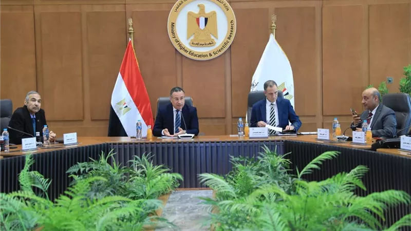 وزير التعليم العالي يوجه بربط الجامعات التكنولوجية باحتياجات سوق العمل