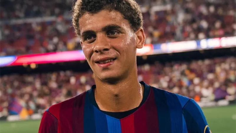 حمزة عبدالكريم يكتب التاريخ.. أول مصري يشارك مع برشلونة في الدوري الإسباني