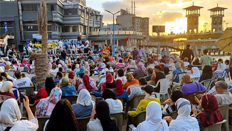 «شاطئ الفن» يحول ستانلي إلى مسرح مفتوح للأغاني والعروض التراثية