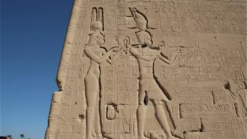 في مثل هذا اليوم.. كليوباترا تنصب ابنها قيصرون شريكًا لها في حكم مصر