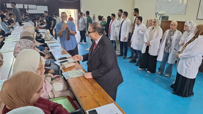 صحة الطلاب أولوية.. رئيس جامعة كفر الشيخ يتابع إجراءات الكشف الطبي للطلاب 