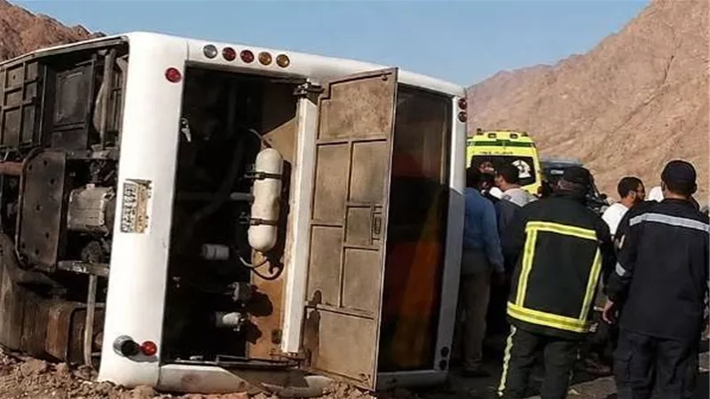 22 وفاة و28 مصابًا حصيلة حادث انقلاب أتوبيس في جنوب سيناء