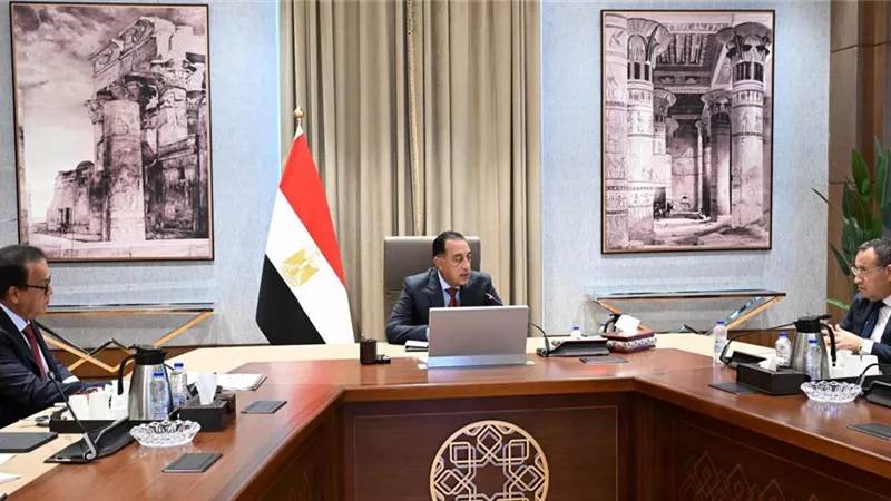 رئيس الوزراء يتابع موقف المستشفيات التعليمية والتدريبية