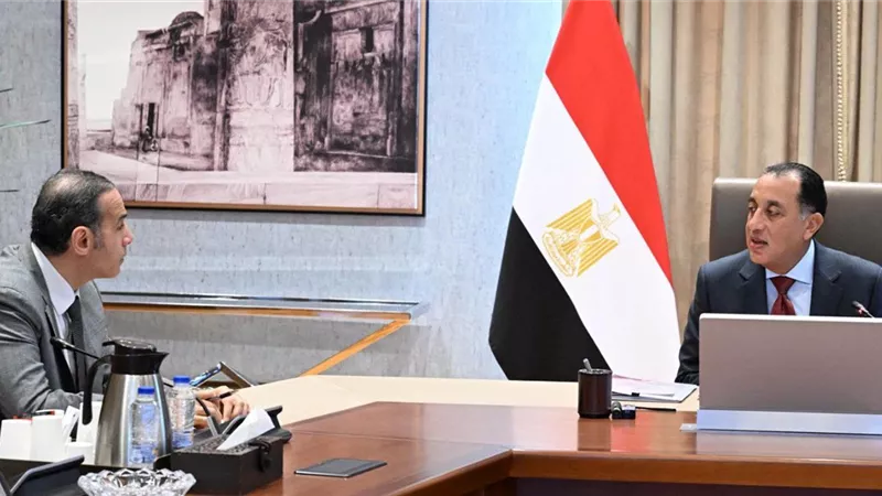 رئيس الوزراء يبحث مع رئيس الرقابة المالية أحدث تطورات القطاع المالي