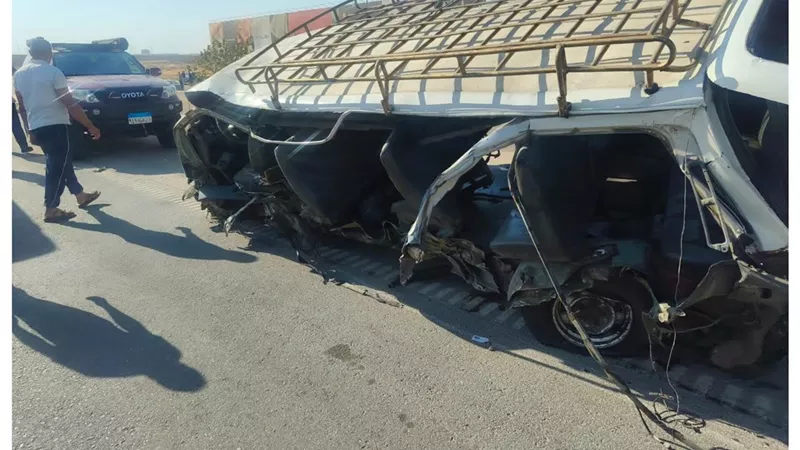 مصرع شخص وإصابة 9 آخرين في انقلاب ميكروباص على طريق السويس