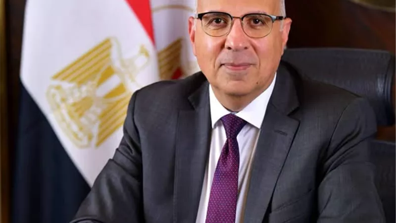 وزير الري يتابع أعمال 