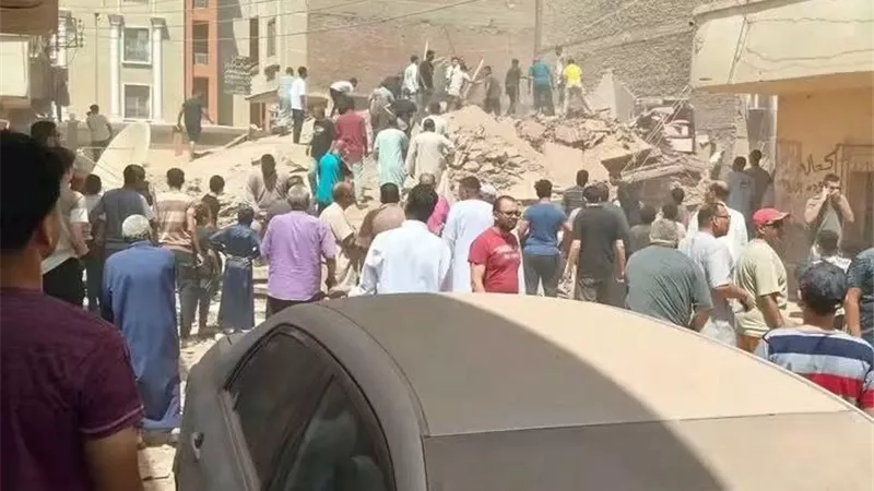 انهيار عقار في عزبة شاهين بالمنيا.. والحماية المدنية تبحث عن ناجين