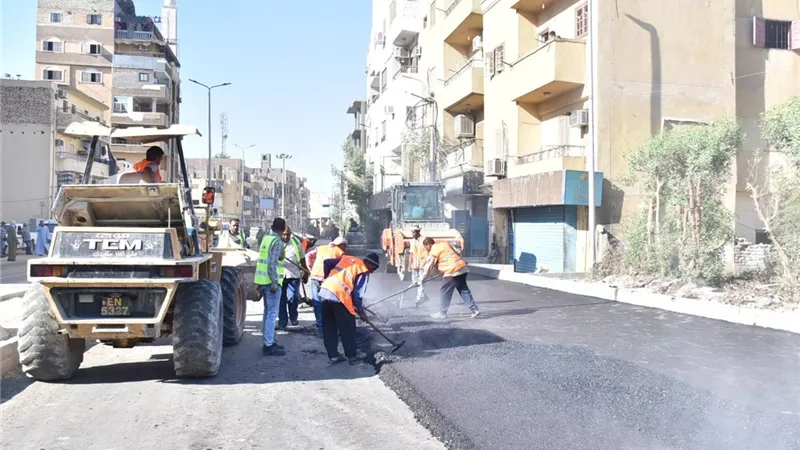 محافظ الأقصر يتفقد أعمال رصف شارع الجولي فيل من ميدان العوامية حتى كنتاكي