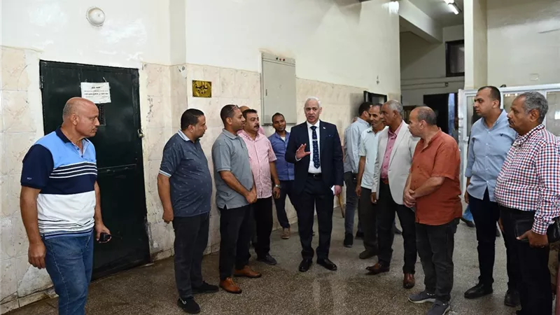 استعدادًا للعام الدراسي الجديد.. رئيس جامعة أسيوط يتفقد المطعم المركزي