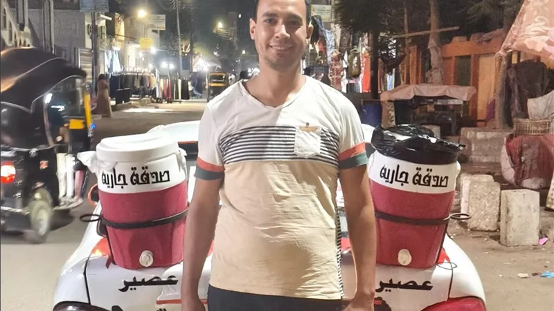 شاب من بني سويف يحول سيارته لمبادرة خيرية لخدمة كبار السن وتوزيع العصائر 