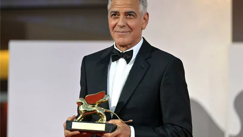جورج كلوني يتسلم جائزة الأسد الذهبي الفخرية بمهرجان فينيسيا السينمائي 2026