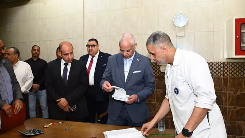رئيس جامعة أسيوط يجري جولة تفقدية بمطعم دار الضيافة لمتابعة جودة الخدمات 