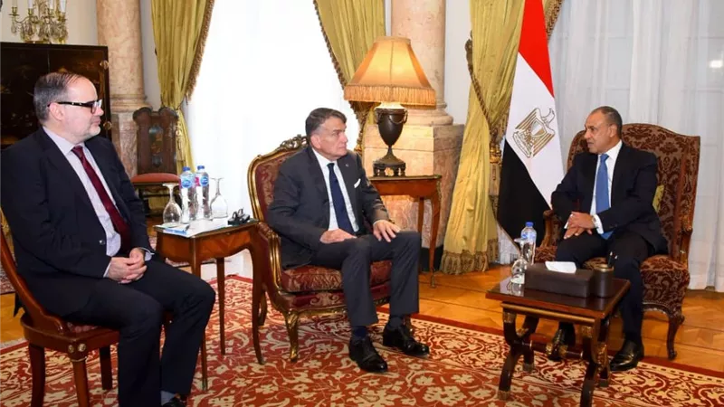 وزير الخارجية يبحث مع القائم بأعمال مفوض الأونروا دعم الوكالة وأوضاع غزة